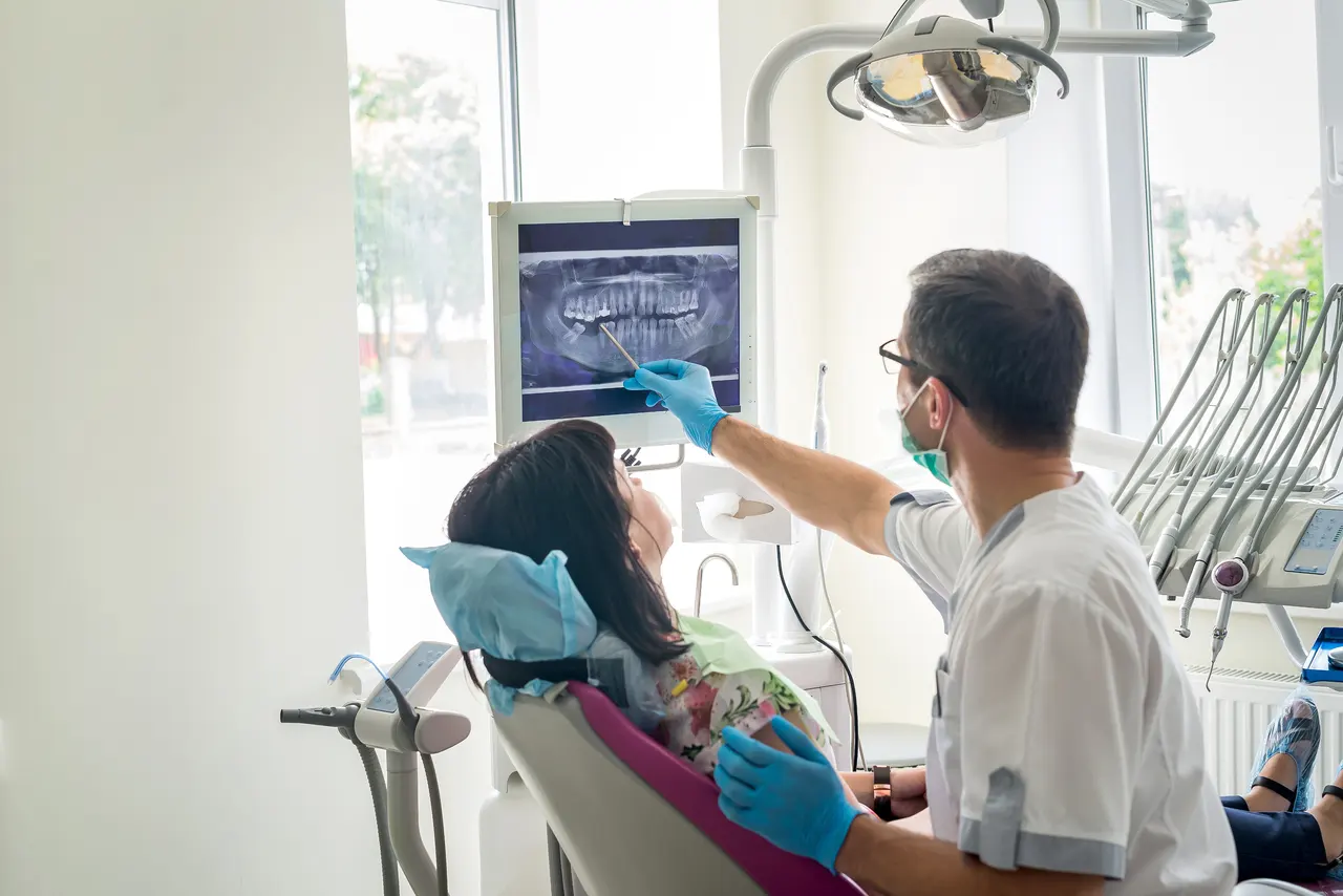 Real-time radiographic monitoring during procedures